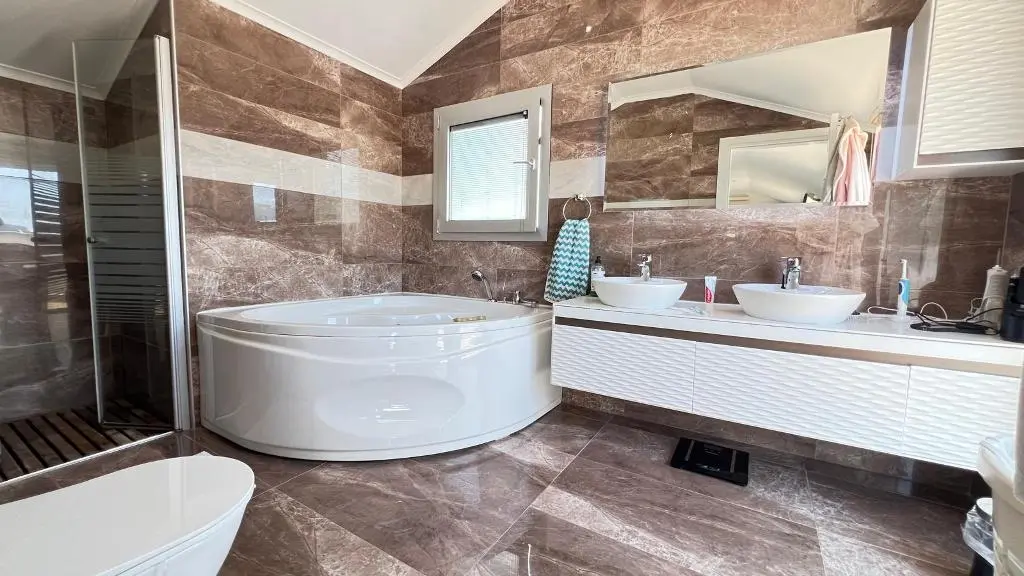 Jacuzzi tub
